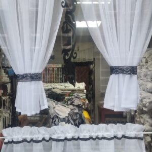 Firana z czarnymi dodatkami i oliwkowym wzorem